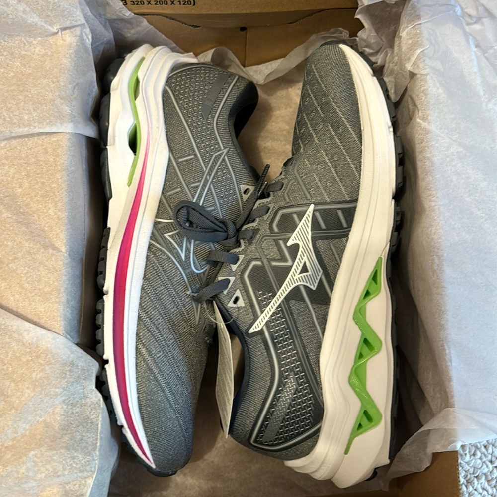 NWT Mizuno WaveInspire 18 women’s size 8.5